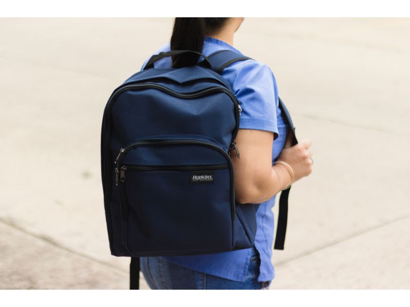 リュックサックを背負う人の後ろ姿