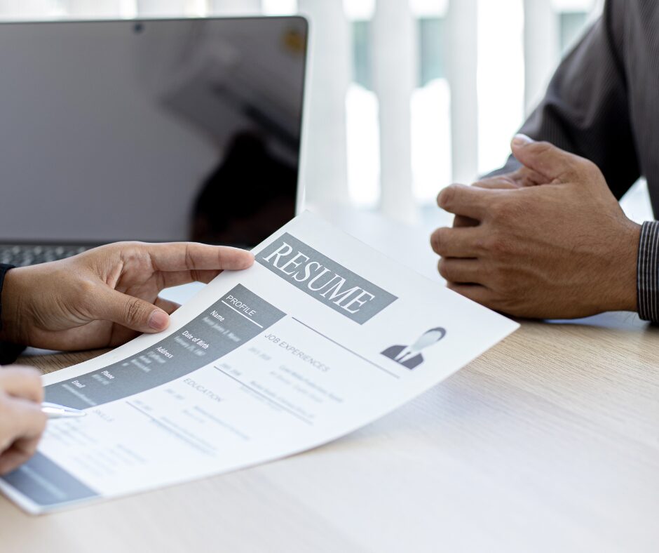 履歴書を見ながら面接をしている