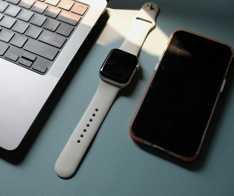 デスクに置かれたパソコンとスマートウォッチとスマホ