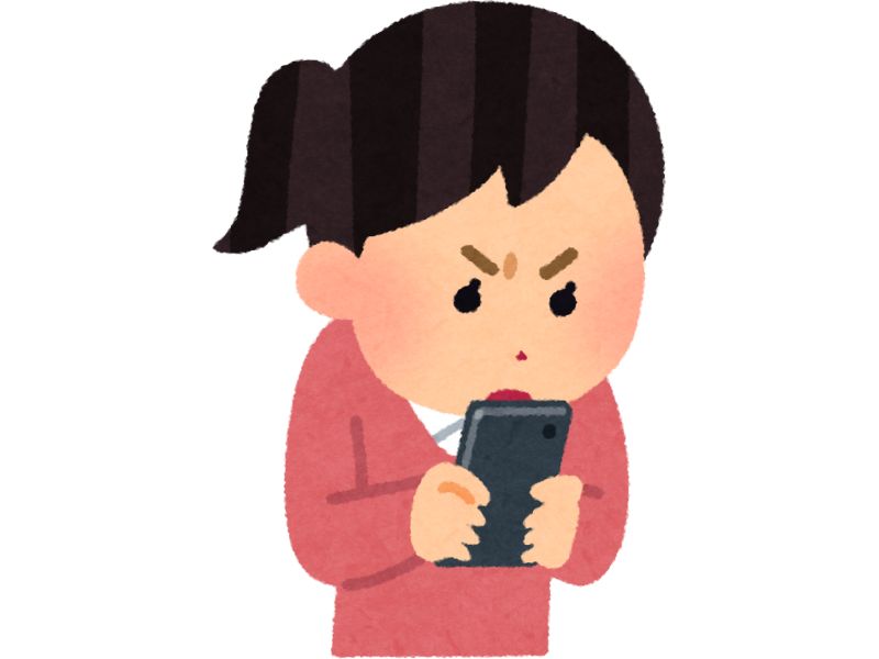 スマホを見る女性