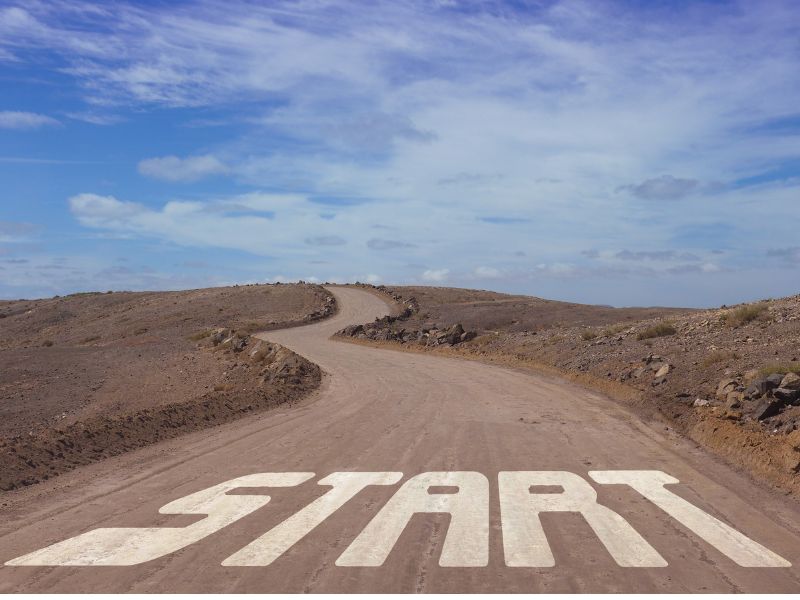 スタートと書かれた道