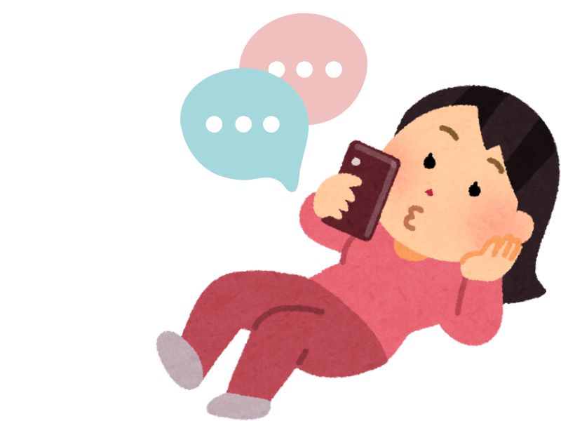 寝転んでスマホでチャットする女性