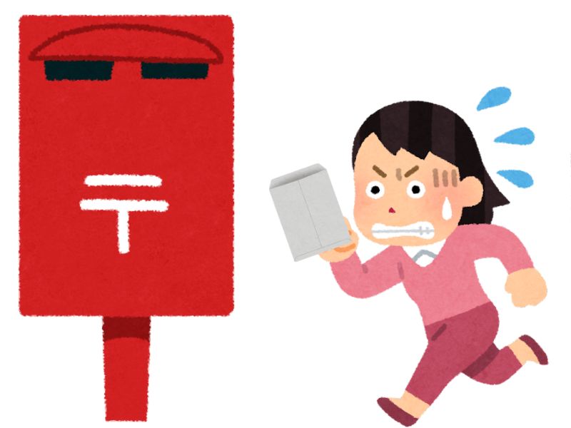 封筒をもってポストに走る女性