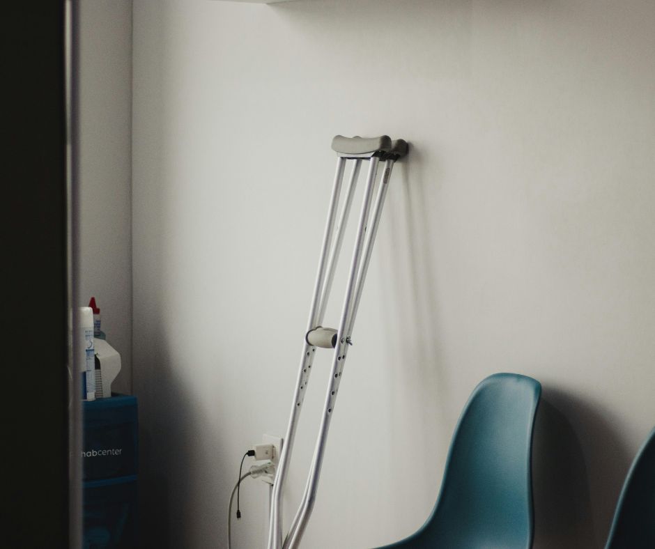 部屋の壁に立てかけられている松葉杖