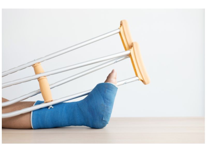 ギプスの足と松葉杖