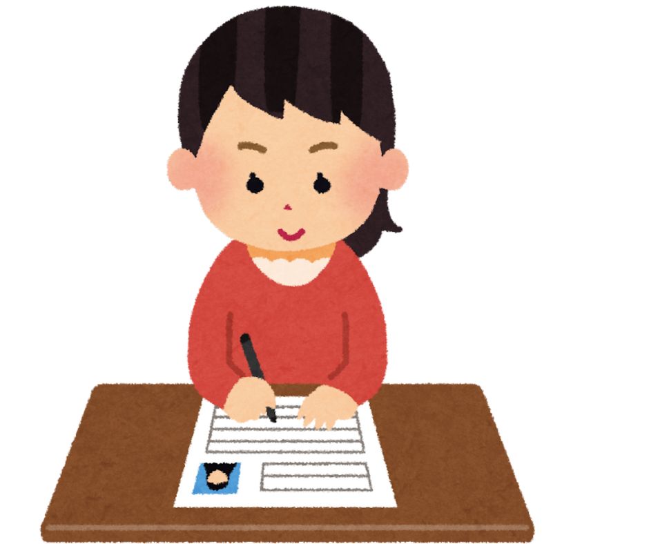 履歴書を書く女性