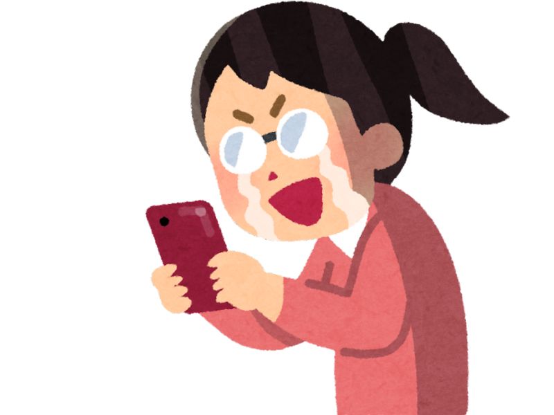 スマホを見て泣く女性