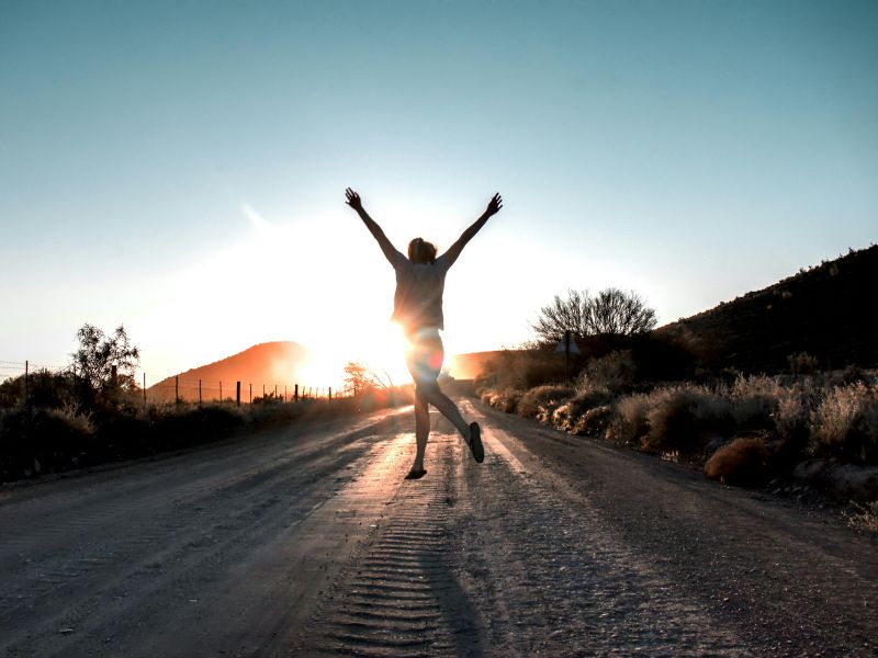 バンザイする人